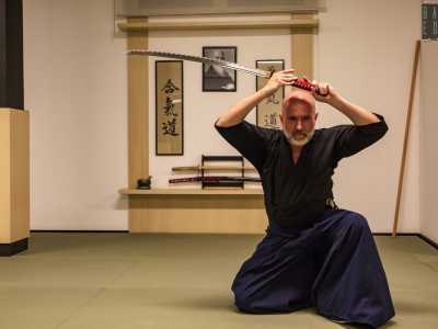 Terminato l�allenamento degli allievi, tocca al maestro darci una dimostrazione, questa volta utilizzando spade vere e proprie. Sistematosi sulle ginocchia...